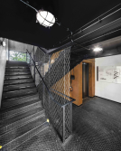 Schodišťový prostor je inspirován rozhlednou nejen charakteristikou konstrukce, ale řešením dvou do sebe zasunutých šroubovic. Výsledkem je, že jedno schodiště vede nahoru a druhé dolu tak, jak je tomu u rozhledny