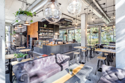 Interiér byl pojat v industriálním stylu, zapojeni byli tuzemští řemeslníci a designéři: V interiéru proto najdete ikonické židle 14 od firmy TON, volně foukaná svítidla Bomma Tim od Olgoj Chorchoj nebo unikátní bar z perforovaného betonu od rodinné firmy CRÉER, který je možné prosvítit pomocí světelných panelů