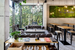 Interiér byl pojat v industriálním stylu, zapojeni byli tuzemští řemeslníci a designéři: V interiéru proto najdete ikonické židle 14 od firmy TON, volně foukaná svítidla Bomma Tim od Olgoj Chorchoj nebo unikátní bar z perforovaného betonu od rodinné firmy CRÉER, který je možné prosvítit pomocí světelných panelů