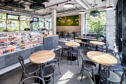 Interiér byl pojat v industriálním stylu, zapojeni byli tuzemští řemeslníci a designéři: V interiéru proto najdete ikonické židle 14 od firmy TON, volně foukaná svítidla Bomma Tim od Olgoj Chorchoj nebo unikátní bar z perforovaného betonu od rodinné firmy CRÉER, který je možné prosvítit pomocí světelných panelů