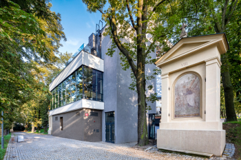 Fasádní systém Schüco FWS 50 v kombinaci s okenními systémy Schüco AWS 75 SI+ a Schüco ADS 75 SI umožňuje výhledy do parku a především do úžasné geometrie konstrukce Petřínské rozhledny