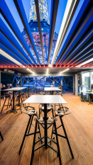 Hlavní prostor je v proskleném patře a nabízí panoramatické výhledy do celého parku a zeleně v něm. Na střešní terase pak mají hosté Petřínskou věž doslova na dosah ruky