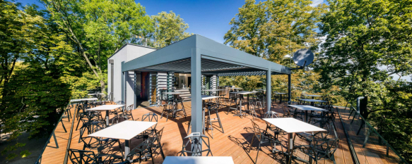 Hlavní prostor je v proskleném patře a nabízí panoramatické výhledy do celého parku a zeleně v něm. Na střešní terase pak mají hosté Petřínskou věž doslova na dosah ruky