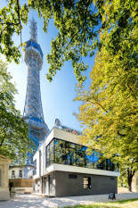 Fasádní systém Schüco FWS 50 v kombinaci s okenními systémy Schüco AWS 75 SI+ a Schüco ADS 75 SI umožňuje výhledy do parku a především do úžasné geometrie konstrukce Petřínské rozhledny