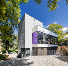 Fasádní systém Schüco FWS 50 v kombinaci s okenními systémy Schüco AWS 75 SI+ a Schüco ADS 75 SI umožňuje výhledy do parku a především do úžasné geometrie konstrukce Petřínské rozhledny