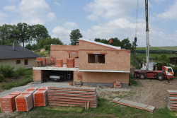 Jedna z prvních těžkých šikmých střech byla realizována na energeticky pasivním domě HELUZ TRIUMF. Její nosnou konstrukci tvoří keramobetonové panely HELUZ, které se ukládají na štítové a vnitřní nosné stěny