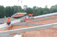 Panely se kladou pomocí jeřábu. Při vykládání je třeba vycentrovat závěs, aby při manipulaci nedošlo k rozhoupání panelu a k jeho poškození při ukládán