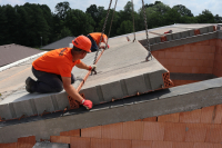 Panely se ukládají pomocí jeřábu od okapové hrany směrem k hřebeni střechy. Konstrukce těžké šikmé střechy je použitelná pro obdélníkový půdorys domu a sedlovou nebo pultovou střechu. Maximální světlost místností je 6,0 m. Hloubka uložení činí minimálně 125 mm, na vnitřní nosné stěny s hloubkou 240 mm to je potom 120 mm.
