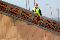 Styčné spáry mezi panely, především jejich keramická část, se důkladně navlhčí, aby beton dobře přilnul