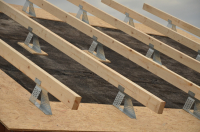 Na zabetonované stropní panely se pokládá hydroizolace ve formě asfaltových pásů, která plní funkci i parozábrany a vzduchotěsné vrstvy (pokud se neprovádějí vnitřní omítky). Na ocelové profily se uloží pomocné krokve, kterými se vymezí prostor pro tepelnou izolaci