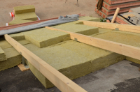 Do prostoru mezi pomocnými krokvemi se ukládá tepelná izolace ve dvou vrstvách tak, aby se pásy vzájemně nepřekrývaly. Pro zateplení těžké šikmé střechy lze využít velké množství obdoby nadkrokevních systémů s různými tepelnými izolacemi (např. systémy od společnosti Bramac nebo Rockwool)