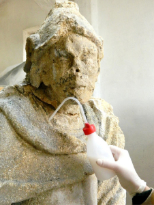 Obr. 2: Zpevňování povrchu barokní sochy z litavského vápence nanovápennou suspenzí CaLoSiL E25