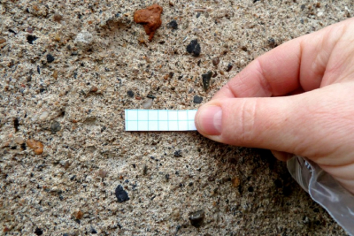 4a: Praktická ukázka peeling testu, kdy se pomocí lepicí pásky kvantifikuje zlepšení soudržnosti částic a zpevnění materiálu v povrchové vrstvě po ošetření nanovápnem