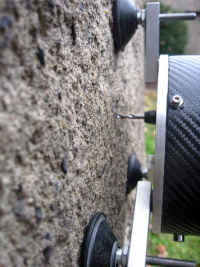 4b: Zjišťování pevnostního profilu impregnované omítky nanovápnem na hradě Karlštejn odporovým vrtáním (přístroj měřící posuv vrtáku do omítky při konstantním přítlaku