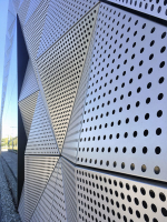 Detail dokončené protihlukové fasády