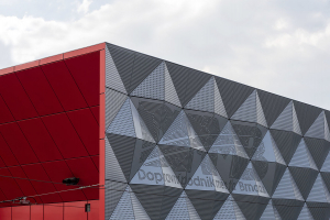 Logo Dopravního podniku města Brna jako součást fasády