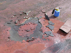 Obr. 30: Rozpad PU nástřiku na střeše v Mostě