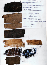 Obr. 31: Skladba krytiny zjištěná u asi 70 let staré krytiny ve Štěpánské ulici v roce 1980: Odshora: 6 – sklotkanina s epoxidehtem z (období kolem 1990), 5 – lepenka z pásu IPA, 4 – lepenka s dehtovou impregnací, 3 – sklorohož z pásu Bitagit (cca 1962), 2 – jutová tkanina (cca +1940), 1 – střešní lepenka neznámá