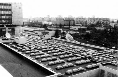 Obr. 32: Oprava plochy mezi světlíky akrylátovou disperzí na televizi v Praze