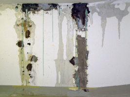 Obr. 4: Zatékání svislými konstrukcemi. V tomto případě je jasně patrné, že lokální opravy nejsou funkční.