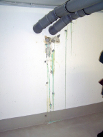 Obr. 8: Zatékání ve spáře mezi svislou a vodorovnou konstrukcí