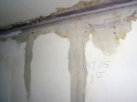 Obr. 9: Zatékání ve spáře mezi svislou a vodorovnou konstrukcí s tím, že jsou zde vidět i louže od zateklé spodní vody