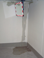 Obr. 10: Protékání vody stropem, resp. jeho trhlinami