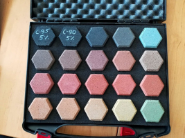 Vzorkovník probareveného betonu od dodavatele pigmentů