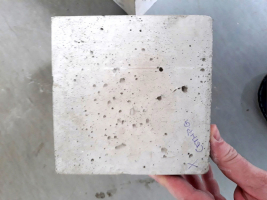 Většinou dodavatel pohledového (probarevného) betonu dodá vzorek ve velikosti krychle nebo dlaždice, což o barvě má jistou vypovídací hodnotu, ale je to produkt, který se na stavbě nezrealizuje, tedy není to konstrukční prvek (bílý beton + bílý cement)