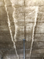 Pravděpodobně se jedná o stečenou vodu v průhybu bednění