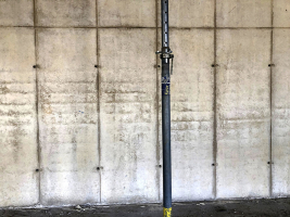 Převibrovaný beton a prokreslení výztuže na povrchu betonu vlivem kontaktu s vibrátorem