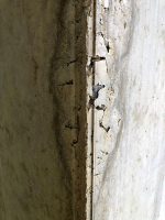 Únik cementového tmele vlivem netěsnosti bednění, i když byla použita vložka; neměla být i zde použita vložka na „ukosený“ roh