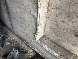 Únik cementového tmele vlivem netěsnosti; v nice (vodorovná plocha) – neupravené bednění tak, aby zavlečený vzduch mohl uniknout