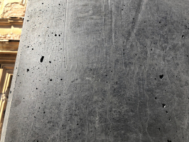 Bednicí deska s texturou, která pro pohledové plochy neměla být použita; pórová struktura po zavlečeném vzduchu při ukládání a následném vibrování nebyla odvedena