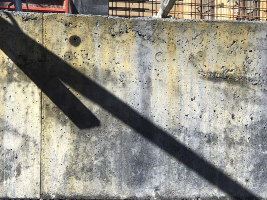 Vedle znečištění plochy probarveného betonu rzí je zde patrné napojení pracovní spáry následnou betonáží