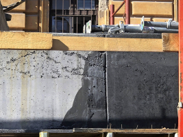 Napojení dvou sousedních konstrukcí (záběrů) betonáže, kde levá byla dříve, na kterou navazuje pravá; v těchto případech je potřeba věnovat zvýšenou pozornost pro napojení bednění a jeho těsnost; zde proteklo cementové mléko na ztvrdlý beton; viditelné napojení následné betonáže i s rozdílným povrchem – mírou zhutnění (vlevo nahoře)