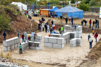 Prvky z Rebetongu na parkourovém hřišti v areálu Cukrkandl v Praze-Modřanech