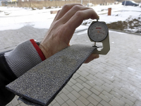 Obr. 1: Nedostatečné velké zkušební vzorky asfaltového pásu