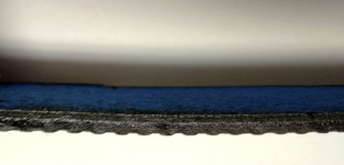 Obr. 3: Příklady reliéfů na spodním povrchu asfaltových pásů: Asfaltový pás s geotextilií na horním povrchu a reliéfem na spodním povrchu