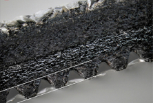 Obr. 3: Příklady reliéfů na spodním povrchu asfaltových pásů: Asfaltový pás s hrubozrnným posypem na horním povrchu a reliéfem na spodním povrchu