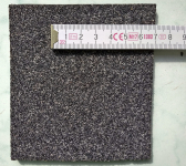 Obr. 4: Příklady povrchové úpravy na horním povrchu asfaltových pásů: jemnozrnný minerální posyp.