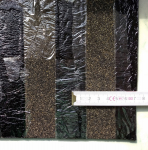 Obr. 5: Příklady povrchové úpravy na spodním povrchu asfaltových pásů: polymerní spalitelnou fólií kombinovanou s pruhy písku zabraňujícími plnoplošnému natavení