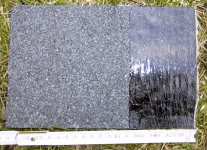 Obr. 6: Asfaltový pás s hrubozrnným posypem a krajním pruhem pro překryv pásů: vzorek pásu