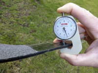 Obr. 6: Asfaltový pás s hrubozrnným posypem a krajním pruhem pro překryv pásů: tloušťka asfaltového pásu v místě překryvu