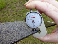 Obr. 6: Asfaltový pás s hrubozrnným posypem a krajním pruhem pro překryv pásů: tloušťka asfaltového pásu v místě hrubozrnného posypu