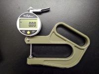 Obr. 8: Mechanické přístroje pro měření povlakových hydroizolací: ruční přístroj s deklarovaným přítlakem