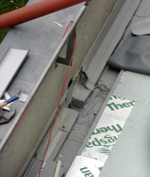 Obr. 9: Práce u zaatikového žlabu a pokládání PVC