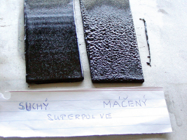 Obr. 15: Po zkoušce nasákavosti vodou pásu Poly20SB v roce 2020 a prudkém zahřátí (APP je vpravo)