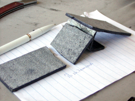 Obr. 16: Superpol po delším zahřívání v sušárně. APP pás ztvrdlý a křehký