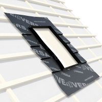 Obr. 4–8: Parotěsná fólie, která má brzdit pronikání vlhkosti a vodních par z interiéru do střešního pláště, musí být důsledně napojena na okenní rám